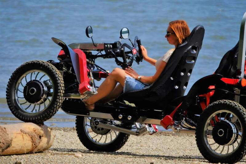 Tandem off-road electric vehicle