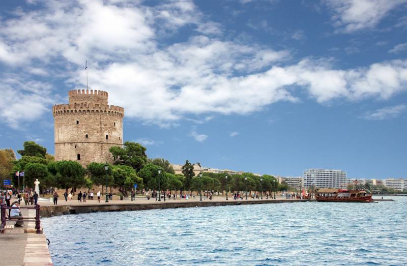 Where to find a seaside hotel with historic architecture and parking in a residence overlooking the bay of thessaloniki