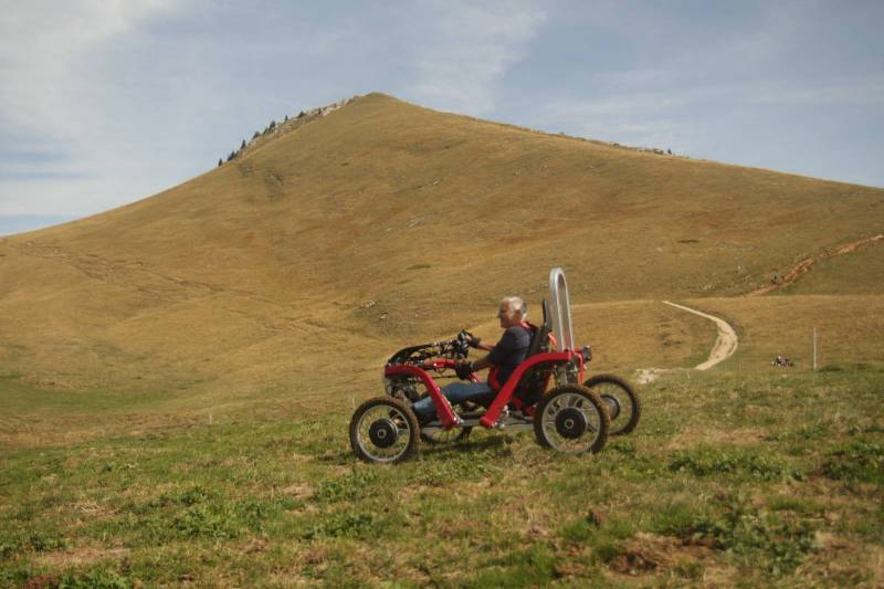 Experience smooth mobility with the SWINCAR all-terrain electric scooter!